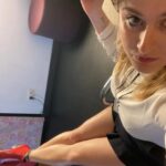 Michela Giraud Instagram – Girare “Flaminia” è stata una delle cose più gratificanti e viscerali che abbia mai fatto nella mia vita. Per girare questo film mi servirebbe un altro film per dirvi tutto quello che mi è successo e che mi ha tenuto lontana da quella che è la mia grande passione: la standup. Sono due anni che non torno in Italia con un mio tour e due anni senza palco per chi fa quello che faccio io, ovvero il pagliaccione sono davvero tanti, anzi troppi. Mi sono lanciata in questo tour europeo pensando: e se non riesco a reggere un’ora sul palco come prima? E se non riesco più a parlare con le persone, ormai abituate a vedermi dentro un telefono? E invece devo dire che questo tour europeo è una delle cose più belle della mia vita. Ringrazio tutti gli italiani all’estero, tutti i nostri cervelli in fuga, che oltre a essere fondamentali per i voti sul referendum dell’acqua hanno affollato i locali di Amsterdam, Colonia, Monaco, Barcellona, Londra. Farvi ridere è stato bellissimo, ma una cosa ve la dico io: grazie per avermi fatta stare bene, ogni sera in un modo diverso.
Non ho fatto un regalo io a voi a venire lo avete fatto voi a me. 
Ci vediamo domani a Bruxelles e a Parigi per l’ultima data il 4 Giugno.
W i Pan di Stelle, w la mozzarella di Bufala, viva l’Italia.
W l’Europa. 🇮🇹 🇪🇺

Firmato: quella stronza di Michela Giraud

Grazie a chi mi ha accompagnato in questo tour senza il quale nulla sarebbe stato possibile @vivoconcerti @baldassari_agenzia @andrearitrovato @clementezard @katia_tellone @frappys @marcello 

.
.
.
#Michelagiraud #EUROPE #standupcomedy