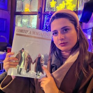 Michela Giraud Instagram - 2024 cominciamo bene, ma non ti preoccupare, non ci faccio l’abitudine 🌟 ❄️🏔️♥️☃️⛄️✨💫 🤘🏻 

P.S. : l’ultimo video è per ribadire ora e per sempre vaffanculo Maestra Pina
.
.
.
#2024 #corna #scaramanzia #tie