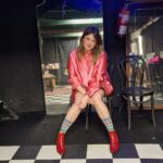 Michela Giraud Instagram - Girare "Flaminia" è stata una delle cose più gratificanti e viscerali che abbia mai fatto nella mia vita. Per girare questo film mi servirebbe un altro film per dirvi tutto quello che mi è successo e che mi ha tenuto lontana da quella che è la mia grande passione: la standup. Sono due anni che non torno in Italia con un mio tour e due anni senza palco per chi fa quello che faccio io, ovvero il pagliaccione sono davvero tanti, anzi troppi. Mi sono lanciata in questo tour europeo pensando: e se non riesco a reggere un'ora sul palco come prima? E se non riesco più a parlare con le persone, ormai abituate a vedermi dentro un telefono? E invece devo dire che questo tour europeo è una delle cose più belle della mia vita. Ringrazio tutti gli italiani all'estero, tutti i nostri cervelli in fuga, che oltre a essere fondamentali per i voti sul referendum dell'acqua hanno affollato i locali di Amsterdam, Colonia, Monaco, Barcellona, Londra. Farvi ridere è stato bellissimo, ma una cosa ve la dico io: grazie per avermi fatta stare bene, ogni sera in un modo diverso. Non ho fatto un regalo io a voi a venire lo avete fatto voi a me. Ci vediamo domani a Bruxelles e a Parigi per l'ultima data il 4 Giugno. W i Pan di Stelle, w la mozzarella di Bufala, viva l'Italia. W l'Europa. 🇮🇹 🇪🇺 Firmato: quella stronza di Michela Giraud Grazie a chi mi ha accompagnato in questo tour senza il quale nulla sarebbe stato possibile @vivoconcerti @baldassari_agenzia @andrearitrovato @clementezard @katia_tellone @frappys @marcello . . . #Michelagiraud #EUROPE #standupcomedy