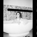 Michela Giraud Instagram – «Tutte le mattine mi alzo, mi sveglio e mi metto di profilo. Controllo la mia pancia. Se è aumentata, se è diminuita rispetto al giorno prima, e se sì, di quanto. Faccio questa cosa tutti i giorni da quando ho sei anni, ne ho trentasei». Ne è stata così ossessionata, ci racconta Michela Giraud che in #Flaminia il suo film (nelle sale dall’11 aprile), ha girato una scena dove rappresenta quello che vive ogni mattina. 

«Ad un certo punto mi sono fermata e ho pensato: non sarò stata ingenerosa con lei? La mia pancia alla fine è sempre stata con me. Con lei ho dato quarantaquattro esami, sono salita sul palco per la prima volta, ho riconosciuto l’amore. E allora penso che alla fine io con questa pancia non sono stata così infelice come credo, perché mi ha permesso di resistere a tutto». 
@michelagiraud, 36 anni, sceneggiatrice, è regista e protagonista del film Flaminia, ora nelle sale. Con lei Cosmopolitan Italia inaugura “Interno Giorno”, un format di portrait realizzati in esclusiva dalla fotografa e creativa @elesabet con donne dello spettacolo ritratte nell’intimità delle loro case.   Il testo completo della cover digitale è su Cosmopolitan.it

Testo @michelagiraud Foto @elesabet con @lomographyitalia 
Editor in chief @laviniafarnese
 
#cosmopolitan #michelagiraud #flaminia #eleonorasabet #internogiorno