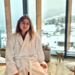Michela Giraud Instagram - 2024 cominciamo bene, ma non ti preoccupare, non ci faccio l’abitudine 🌟 ❄️🏔️♥️☃️⛄️✨💫 🤘🏻 P.S. : l’ultimo video è per ribadire ora e per sempre vaffanculo Maestra Pina . . . #2024 #corna #scaramanzia #tie