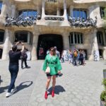 Michela Giraud Instagram - Girare "Flaminia" è stata una delle cose più gratificanti e viscerali che abbia mai fatto nella mia vita. Per girare questo film mi servirebbe un altro film per dirvi tutto quello che mi è successo e che mi ha tenuto lontana da quella che è la mia grande passione: la standup. Sono due anni che non torno in Italia con un mio tour e due anni senza palco per chi fa quello che faccio io, ovvero il pagliaccione sono davvero tanti, anzi troppi. Mi sono lanciata in questo tour europeo pensando: e se non riesco a reggere un'ora sul palco come prima? E se non riesco più a parlare con le persone, ormai abituate a vedermi dentro un telefono? E invece devo dire che questo tour europeo è una delle cose più belle della mia vita. Ringrazio tutti gli italiani all'estero, tutti i nostri cervelli in fuga, che oltre a essere fondamentali per i voti sul referendum dell'acqua hanno affollato i locali di Amsterdam, Colonia, Monaco, Barcellona, Londra. Farvi ridere è stato bellissimo, ma una cosa ve la dico io: grazie per avermi fatta stare bene, ogni sera in un modo diverso. Non ho fatto un regalo io a voi a venire lo avete fatto voi a me. Ci vediamo domani a Bruxelles e a Parigi per l'ultima data il 4 Giugno. W i Pan di Stelle, w la mozzarella di Bufala, viva l'Italia. W l'Europa. 🇮🇹 🇪🇺 Firmato: quella stronza di Michela Giraud Grazie a chi mi ha accompagnato in questo tour senza il quale nulla sarebbe stato possibile @vivoconcerti @baldassari_agenzia @andrearitrovato @clementezard @katia_tellone @frappys @marcello . . . #Michelagiraud #EUROPE #standupcomedy