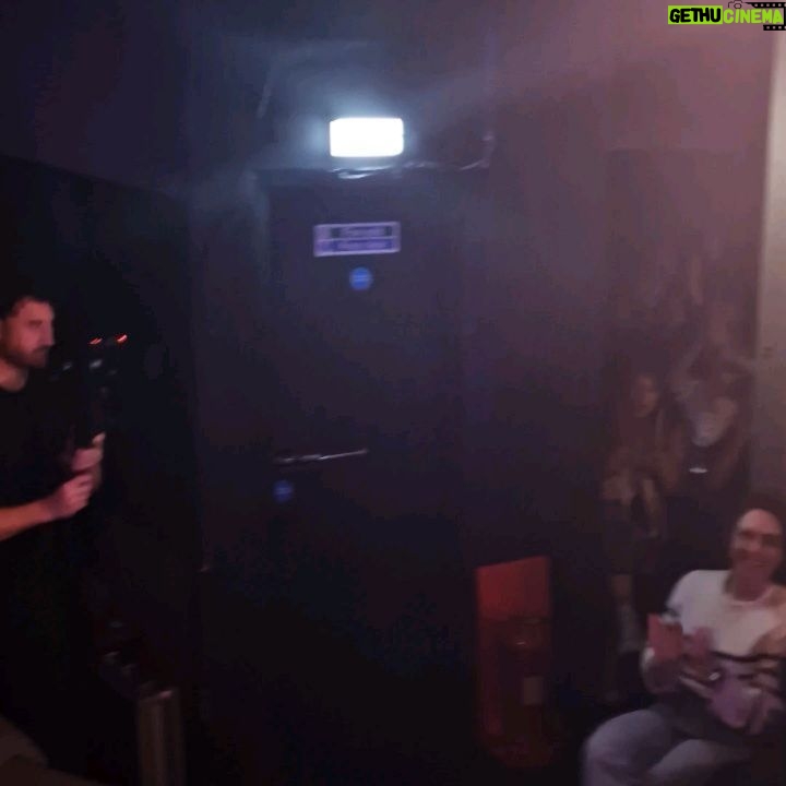 Michela Giraud Instagram - Girare "Flaminia" è stata una delle cose più gratificanti e viscerali che abbia mai fatto nella mia vita. Per girare questo film mi servirebbe un altro film per dirvi tutto quello che mi è successo e che mi ha tenuto lontana da quella che è la mia grande passione: la standup. Sono due anni che non torno in Italia con un mio tour e due anni senza palco per chi fa quello che faccio io, ovvero il pagliaccione sono davvero tanti, anzi troppi. Mi sono lanciata in questo tour europeo pensando: e se non riesco a reggere un'ora sul palco come prima? E se non riesco più a parlare con le persone, ormai abituate a vedermi dentro un telefono? E invece devo dire che questo tour europeo è una delle cose più belle della mia vita. Ringrazio tutti gli italiani all'estero, tutti i nostri cervelli in fuga, che oltre a essere fondamentali per i voti sul referendum dell'acqua hanno affollato i locali di Amsterdam, Colonia, Monaco, Barcellona, Londra. Farvi ridere è stato bellissimo, ma una cosa ve la dico io: grazie per avermi fatta stare bene, ogni sera in un modo diverso. Non ho fatto un regalo io a voi a venire lo avete fatto voi a me. Ci vediamo domani a Bruxelles e a Parigi per l'ultima data il 4 Giugno. W i Pan di Stelle, w la mozzarella di Bufala, viva l'Italia. W l'Europa. 🇮🇹 🇪🇺 Firmato: quella stronza di Michela Giraud Grazie a chi mi ha accompagnato in questo tour senza il quale nulla sarebbe stato possibile @vivoconcerti @baldassari_agenzia @andrearitrovato @clementezard @katia_tellone @frappys @marcello . . . #Michelagiraud #EUROPE #standupcomedy