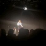 Michela Giraud Instagram - Girare "Flaminia" è stata una delle cose più gratificanti e viscerali che abbia mai fatto nella mia vita. Per girare questo film mi servirebbe un altro film per dirvi tutto quello che mi è successo e che mi ha tenuto lontana da quella che è la mia grande passione: la standup. Sono due anni che non torno in Italia con un mio tour e due anni senza palco per chi fa quello che faccio io, ovvero il pagliaccione sono davvero tanti, anzi troppi. Mi sono lanciata in questo tour europeo pensando: e se non riesco a reggere un'ora sul palco come prima? E se non riesco più a parlare con le persone, ormai abituate a vedermi dentro un telefono? E invece devo dire che questo tour europeo è una delle cose più belle della mia vita. Ringrazio tutti gli italiani all'estero, tutti i nostri cervelli in fuga, che oltre a essere fondamentali per i voti sul referendum dell'acqua hanno affollato i locali di Amsterdam, Colonia, Monaco, Barcellona, Londra. Farvi ridere è stato bellissimo, ma una cosa ve la dico io: grazie per avermi fatta stare bene, ogni sera in un modo diverso. Non ho fatto un regalo io a voi a venire lo avete fatto voi a me. Ci vediamo domani a Bruxelles e a Parigi per l'ultima data il 4 Giugno. W i Pan di Stelle, w la mozzarella di Bufala, viva l'Italia. W l'Europa. 🇮🇹 🇪🇺 Firmato: quella stronza di Michela Giraud Grazie a chi mi ha accompagnato in questo tour senza il quale nulla sarebbe stato possibile @vivoconcerti @baldassari_agenzia @andrearitrovato @clementezard @katia_tellone @frappys @marcello . . . #Michelagiraud #EUROPE #standupcomedy