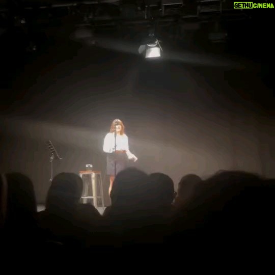 Michela Giraud Instagram - Girare "Flaminia" è stata una delle cose più gratificanti e viscerali che abbia mai fatto nella mia vita. Per girare questo film mi servirebbe un altro film per dirvi tutto quello che mi è successo e che mi ha tenuto lontana da quella che è la mia grande passione: la standup. Sono due anni che non torno in Italia con un mio tour e due anni senza palco per chi fa quello che faccio io, ovvero il pagliaccione sono davvero tanti, anzi troppi. Mi sono lanciata in questo tour europeo pensando: e se non riesco a reggere un'ora sul palco come prima? E se non riesco più a parlare con le persone, ormai abituate a vedermi dentro un telefono? E invece devo dire che questo tour europeo è una delle cose più belle della mia vita. Ringrazio tutti gli italiani all'estero, tutti i nostri cervelli in fuga, che oltre a essere fondamentali per i voti sul referendum dell'acqua hanno affollato i locali di Amsterdam, Colonia, Monaco, Barcellona, Londra. Farvi ridere è stato bellissimo, ma una cosa ve la dico io: grazie per avermi fatta stare bene, ogni sera in un modo diverso. Non ho fatto un regalo io a voi a venire lo avete fatto voi a me. Ci vediamo domani a Bruxelles e a Parigi per l'ultima data il 4 Giugno. W i Pan di Stelle, w la mozzarella di Bufala, viva l'Italia. W l'Europa. 🇮🇹 🇪🇺 Firmato: quella stronza di Michela Giraud Grazie a chi mi ha accompagnato in questo tour senza il quale nulla sarebbe stato possibile @vivoconcerti @baldassari_agenzia @andrearitrovato @clementezard @katia_tellone @frappys @marcello . . . #Michelagiraud #EUROPE #standupcomedy