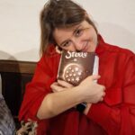 Michela Giraud Instagram - Girare "Flaminia" è stata una delle cose più gratificanti e viscerali che abbia mai fatto nella mia vita. Per girare questo film mi servirebbe un altro film per dirvi tutto quello che mi è successo e che mi ha tenuto lontana da quella che è la mia grande passione: la standup. Sono due anni che non torno in Italia con un mio tour e due anni senza palco per chi fa quello che faccio io, ovvero il pagliaccione sono davvero tanti, anzi troppi. Mi sono lanciata in questo tour europeo pensando: e se non riesco a reggere un'ora sul palco come prima? E se non riesco più a parlare con le persone, ormai abituate a vedermi dentro un telefono? E invece devo dire che questo tour europeo è una delle cose più belle della mia vita. Ringrazio tutti gli italiani all'estero, tutti i nostri cervelli in fuga, che oltre a essere fondamentali per i voti sul referendum dell'acqua hanno affollato i locali di Amsterdam, Colonia, Monaco, Barcellona, Londra. Farvi ridere è stato bellissimo, ma una cosa ve la dico io: grazie per avermi fatta stare bene, ogni sera in un modo diverso. Non ho fatto un regalo io a voi a venire lo avete fatto voi a me. Ci vediamo domani a Bruxelles e a Parigi per l'ultima data il 4 Giugno. W i Pan di Stelle, w la mozzarella di Bufala, viva l'Italia. W l'Europa. 🇮🇹 🇪🇺 Firmato: quella stronza di Michela Giraud Grazie a chi mi ha accompagnato in questo tour senza il quale nulla sarebbe stato possibile @vivoconcerti @baldassari_agenzia @andrearitrovato @clementezard @katia_tellone @frappys @marcello . . . #Michelagiraud #EUROPE #standupcomedy