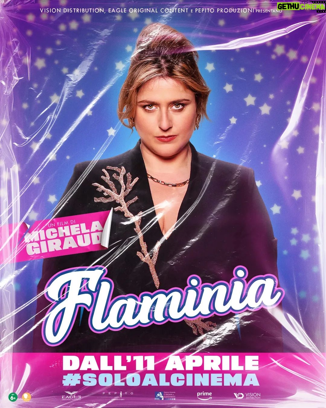 Michela Giraud Instagram - I fantastici grafici del film hanno fatto anche questa locandina dove esprimo la mia consueta serenità. #Flaminia dall'11 Aprile. Solo al cinema 🍿 Vi vengo a prendere Diretto e interpretato da Michela Giraud. Con Rita Abela, Antonello Fassari, Nina Soldano, Edoardo Purgatori, Catherine Bertoni de Laet, Ludovica Bizzaglia, Francesca Valtorta, Fabrizio Colica, Stefano Rapone, Daniele Tinti e con Lucrezia Lante Della Rovere. Scritto da Michela Giraud, Greta Scicchitano, Francesco Marioni, Marco Vicari. Una produzione Eagle Original Content e Pepito Produzioni, in collaborazione con Vision Distribution #cinema #michelagiraud