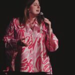 Michela Giraud Instagram - Qui mentre mi presento come “quella stronza della Giraud” a Londra e Bruxelles, c’è anche quella foto di backstage con quel celebre frutto per permettervi di fare quella famosa e alacre battuta che fa tanto ridere ma anche riflettere. E adesso mi preparo per l’ultima data della mia campagna elettorale: Parigi. Ci vediamo il 4 Giugno. W l’Europa, w l’Italia, w l standup. 🇮🇹 🇬🇧 🇧🇪 🇫🇷 🎤 . . . . #standup #michelagiraud @vivoconcerti @andrearitrovato @clementezard @baldassari_agenzia @katia_tellone Ph. @luigirusso.art