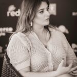 Michela Giraud Instagram - Siamo stati al @rivierainternationalfilmfest per presentare “Maschile Plurale”, finalmente in questo sequel @giancarlocommare e @giasau realizzano il sogno di tutti gli italiani: battersi per me. Lo vedrete su @primevideoit dal 20 Giugno, per la regia di @ale.guida84 . Ringrazio @pierluigimanzo_pressagent e @alessiopiccirillo_pr per aver realizzato il mio sogno: riportarmi nella mia Liguria. Nell’ultima foto mi vedete con le mie amiche che dopo anni continuano a scambiarmi per Elisabetta Canalis. Ragazze sono ioooooooooooi daiiii!!!!&&€& . . . @claudiascuderi @baldassari_agenzia @katia_tellone @fabulapictures #michelagiraud #maschileplurale #lamialiguria #liguria #sestrilevante