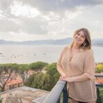 Michela Giraud Instagram - Siamo stati al @rivierainternationalfilmfest per presentare “Maschile Plurale”, finalmente in questo sequel @giancarlocommare e @giasau realizzano il sogno di tutti gli italiani: battersi per me. Lo vedrete su @primevideoit dal 20 Giugno, per la regia di @ale.guida84 . Ringrazio @pierluigimanzo_pressagent e @alessiopiccirillo_pr per aver realizzato il mio sogno: riportarmi nella mia Liguria. Nell’ultima foto mi vedete con le mie amiche che dopo anni continuano a scambiarmi per Elisabetta Canalis. Ragazze sono ioooooooooooi daiiii!!!!&&€& . . . @claudiascuderi @baldassari_agenzia @katia_tellone @fabulapictures #michelagiraud #maschileplurale #lamialiguria #liguria #sestrilevante