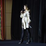 Michela Giraud Instagram – Quest’anno il regalo di Natale più grande me lo ha fatto l’ @officialasroma , grazie mille per avermi dato l’opportunità di leggere la mia letterina di Natale a Gesù Bambino, dove lo ringrazio per tante cose tra cui Romelu Lukaku, ma dimostro anche la mia clemenza facendo gli auguri a tutto proprio a tutti persino all’arbitro Taylor, ma in latino. Nel caso non avesse capito mi accontenterò della risposta di un grande maestro: “non ciancico l’inglese”.
Auguri a tutti e sempre forza Roma.
Grazie mille a Francesca Viola e @matteo_vespasiani 
.
.
.
#asroma #buonnatale #xmas