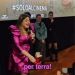 Michela Giraud Instagram – Ciao a tutti, ringrazio la città di Roma per questo mirabolante weekend di presentazioni.
Grazie al Muccassassina, a Latte Fresco al Poppe Party, grazie al Cinema Lux, Odeon, Barberini e Andromeda ma soprattutto grazie a lui: il signor Attanasio.
Sembrava impossibile dopo la signora Franca e la signora Liliana trovare un nuovo guerriero, ma ci siamo riusciti.
Flaminia è ancora al cinema, correte a vederlo.
Il 25 Aprile ci vediamo a SPOLETO al cinema @salafrau alle ore 18:00 e alle ore 21:00, con me ci sarà un ospite speciale, Cristina ❤️
il 29 Aprile invece ci vediamo a TARQUINIA al @cinemaetruscotarquinia alle ore 21:15