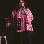 Michela Giraud Instagram - Qui mentre mi presento come “quella stronza della Giraud” a Londra e Bruxelles, c’è anche quella foto di backstage con quel celebre frutto per permettervi di fare quella famosa e alacre battuta che fa tanto ridere ma anche riflettere. E adesso mi preparo per l’ultima data della mia campagna elettorale: Parigi. Ci vediamo il 4 Giugno. W l’Europa, w l’Italia, w l standup. 🇮🇹 🇬🇧 🇧🇪 🇫🇷 🎤 . . . . #standup #michelagiraud @vivoconcerti @andrearitrovato @clementezard @baldassari_agenzia @katia_tellone Ph. @luigirusso.art