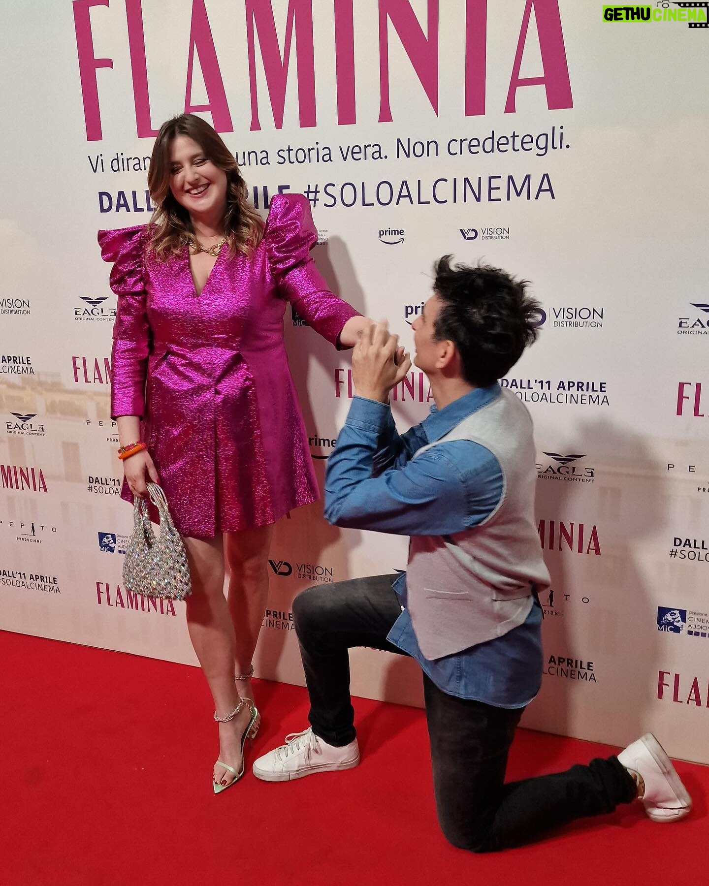 Michela Giraud Instagram - Oggi c’è Lazio Salernitana. E non lo so perché sono tifosa delle due squadre lo so perché sono scesa sotto casa e mi hanno portato via la macchina. Dormo poco da due settimane e capisco molto poco di quello che mi dicono in questi giorni perché ieri è uscita Flaminia, il mio primo film. Quello che vedo e sento però è una cascata di affetto da parte delle persone che mi vogliono bene e anche da voi splendide creature che state leggendo questo post. Sono in un frullatore e molte e molti sono quelli che devo ringraziare in questi giorni, troverò tempo e modo per farlo ad uno ad uno ma intanto vi dico: andate al cinema sia per me che sto andando sulla pisana a riprendermi la macchina, sia perché Flaminia è un film pieno di roba e di persone più belle e brave di me che hanno dato tutto, sia perché ho promesso ai miei produttori di pareggiare ciò che hanno speso per farlo (è una battuta devo specificarlo perché oggi sono entrata nel mondo del cinema e devo darmi un tono) Volo sulla Pisana. Flaminia è vostro. Al cinema. @baldassari_agenzia @katia_tellone @eagleoriginalcontent @visionfilmdistribution @boompr.it @claudiascuderi . . . #Flaminia #cinema #MichelaGiraud #weekend