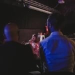 Michela Giraud Instagram - Qui mentre mi presento come “quella stronza della Giraud” a Londra e Bruxelles, c’è anche quella foto di backstage con quel celebre frutto per permettervi di fare quella famosa e alacre battuta che fa tanto ridere ma anche riflettere. E adesso mi preparo per l’ultima data della mia campagna elettorale: Parigi. Ci vediamo il 4 Giugno. W l’Europa, w l’Italia, w l standup. 🇮🇹 🇬🇧 🇧🇪 🇫🇷 🎤 . . . . #standup #michelagiraud @vivoconcerti @andrearitrovato @clementezard @baldassari_agenzia @katia_tellone Ph. @luigirusso.art