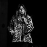 Michela Giraud Instagram - Qui mentre mi presento come “quella stronza della Giraud” a Londra e Bruxelles, c’è anche quella foto di backstage con quel celebre frutto per permettervi di fare quella famosa e alacre battuta che fa tanto ridere ma anche riflettere. E adesso mi preparo per l’ultima data della mia campagna elettorale: Parigi. Ci vediamo il 4 Giugno. W l’Europa, w l’Italia, w l standup. 🇮🇹 🇬🇧 🇧🇪 🇫🇷 🎤 . . . . #standup #michelagiraud @vivoconcerti @andrearitrovato @clementezard @baldassari_agenzia @katia_tellone Ph. @luigirusso.art