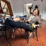 Michela Giraud Instagram - Qui mentre mi presento come “quella stronza della Giraud” a Londra e Bruxelles, c’è anche quella foto di backstage con quel celebre frutto per permettervi di fare quella famosa e alacre battuta che fa tanto ridere ma anche riflettere. E adesso mi preparo per l’ultima data della mia campagna elettorale: Parigi. Ci vediamo il 4 Giugno. W l’Europa, w l’Italia, w l standup. 🇮🇹 🇬🇧 🇧🇪 🇫🇷 🎤 . . . . #standup #michelagiraud @vivoconcerti @andrearitrovato @clementezard @baldassari_agenzia @katia_tellone Ph. @luigirusso.art