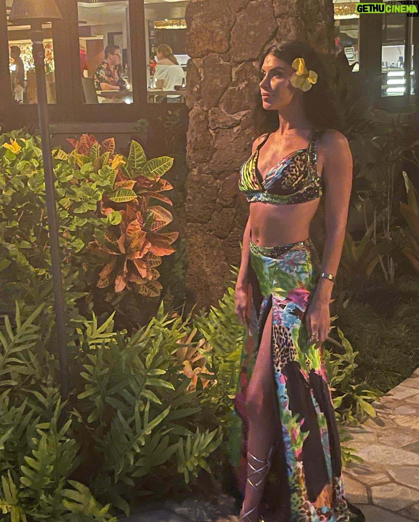Michele Plaia - 2.4K Likes - Kauai smoke. Literally the name of the strip mall store I strolled up to eat near by- wearing this. A series of smoke, wilted flowers and horns proceeded later. 🔥🚗💨🌺😜
P.S. outfit designed by me :)