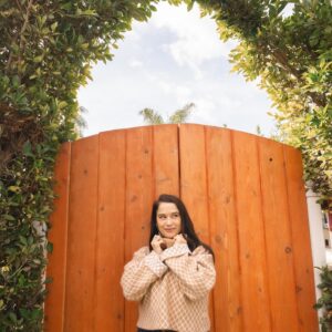 Michelle Macedo Instagram - Over here ready for LA to give us spring   holding onto my turtleneck for dear life 💐
📸 @stevenleebuzz