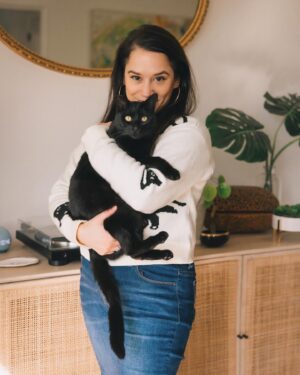 Michelle Macedo Instagram - It’s a good day to snug hug a kitty 🖤🐈‍⬛ feat. Grumble
📸 by @stevenleebuzz
