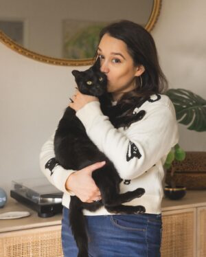 Michelle Macedo Instagram - It’s a good day to snug hug a kitty 🖤🐈‍⬛ feat. Grumble
📸 by @stevenleebuzz