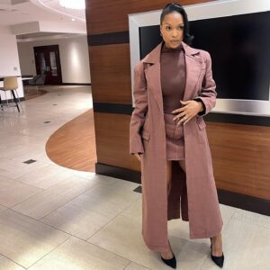Michelle Mitchenor Instagram - 10.5 🤎Receiving my 💐🥹 …what a life I’ve been given 🤲🏾. Thank you @towsonuniversity 

Hair : @keishageorgehairstylist 
MUA : @yanibhoney 
Nails : @psytonenails 
Honoree : Me 🫣
Screaming baby in the back : my youngest 🫠😮‍💨🤷🏽‍♀️🤣