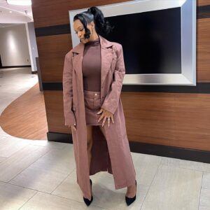 Michelle Mitchenor Instagram - 10.5 🤎Receiving my 💐🥹 …what a life I’ve been given 🤲🏾. Thank you @towsonuniversity 

Hair : @keishageorgehairstylist 
MUA : @yanibhoney 
Nails : @psytonenails 
Honoree : Me 🫣
Screaming baby in the back : my youngest 🫠😮‍💨🤷🏽‍♀️🤣
