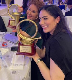 Michelle Borth Instagram - It’s a major award! I won it!! Happy Holidays! 🎄🎁🤗🙏🥰
#achristmasstory #tradition #holidaymusicandfilmawards #achristmasthief #Ion #peaceandlove