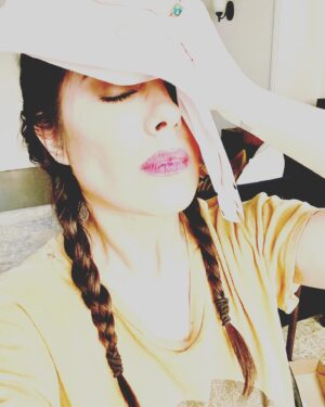 Michelle Borth Instagram - What working from home now really looks like!!!! It sucks okay. You try to motivate when you have two dogs staring at you for hours, Netflix a heartbeat away, and just the idea of having to put pants on is painful!!!
#actorslife #stuckhomeworking 
#thenewnormal #adjustingtolife #keepontruckin