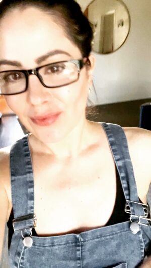 Michelle Borth Instagram - “Overalls”!!!!!!
❤️❤️❤️❤️❤️

#fashioniconhereyo