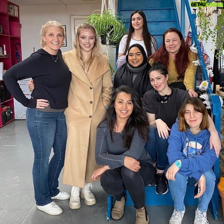 Michelle Borth Instagram - All my beautiful ladies!!! That’s a wrap on the UK 🇬🇧🙏❤️❤️Special thank you to our incredibly inspiring warrior @sanzshares ✨💫🥰 #bts #unmuted #beneaththesurface #selfharmawareness #warriors #femalefilmmakers #femaledirector #femaleempowerment #herstory #hervoice