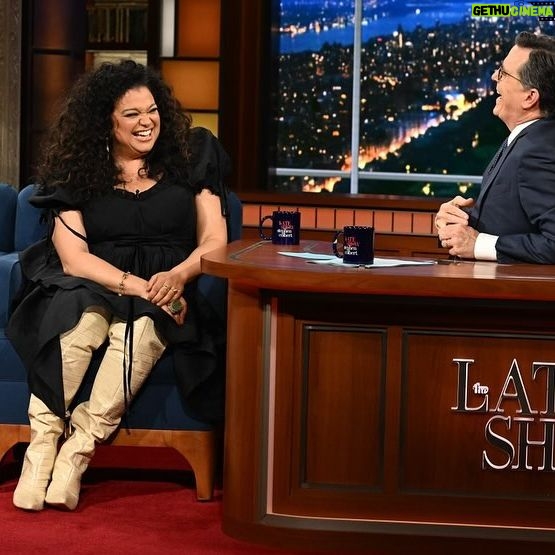 Michelle Buteau Instagram - Hi, it me! On @colbertlateshow tonight!!✨✨ hair @kyssheart makeup @theladydeja fit @selkie @annie_caruso @keiabounds pics @skpnyc cc: @babesmovie @neonrated @radiocitymusichall @stephenathome @theledecompany #survivalofthethickest #colbert