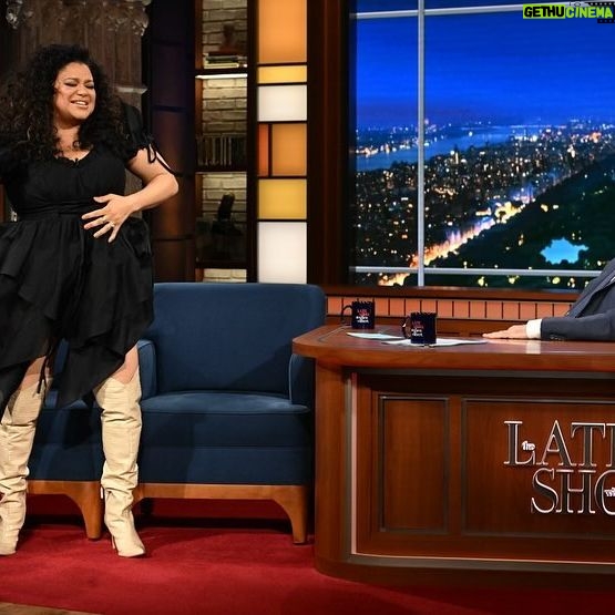 Michelle Buteau Instagram - Hi, it me! On @colbertlateshow tonight!!✨✨ hair @kyssheart makeup @theladydeja fit @selkie @annie_caruso @keiabounds pics @skpnyc cc: @babesmovie @neonrated @radiocitymusichall @stephenathome @theledecompany #survivalofthethickest #colbert