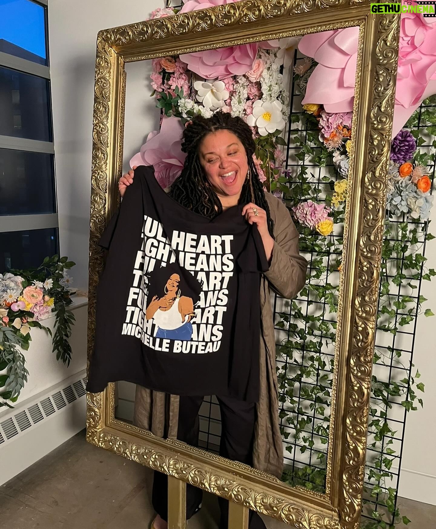 Michelle Buteau Instagram - I love a good dump✨