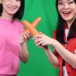 Michelle Chong Instagram - FULL VIDEO CNY music video!🥕😁 Watch to the end for the blooper!🙊🙈🤪 Happy Rabbit Year 兔 you! Wah MOS @sun.xueling sing Hokkien song better than Limbu leh! 😝 #我问天 #骗不到 #PremiumLian #MichelleChongProductions