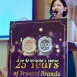 Michelle Chong Instagram – Thank you @readersdigest for presenting me with this award 6 years in a row!🥺🙏 Thank you to my sister for reading my speech with such aplomb!😁👏 Thank you @cmjschooling for laughing at all the right parts!😂🙏 Thank you to those who voted for me year after year! 🙏🙏😢😢 And congrats to my fellow winners: @josephschooling @glenda.chong @thefdsg !♥️ Huat ah!!🎉

#感恩又敢earn #ReadersDigestMostTrustedMichelleChong