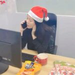 Michelle Chong Instagram - How to get the office grouch (yup, that’s me 😅) in the Christmas mood every. single. time.🤣 Merry X’mas, Everybirdy!🎄