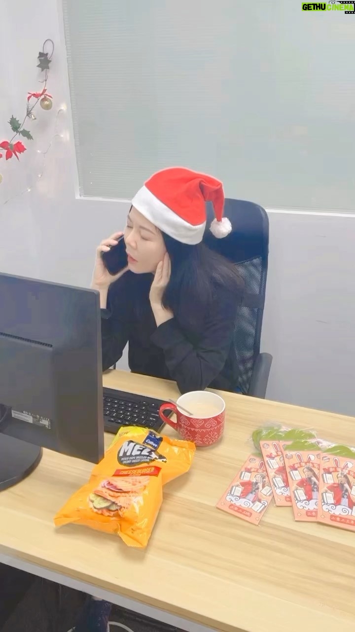 Michelle Chong Instagram - How to get the office grouch (yup, that’s me 😅) in the Christmas mood every. single. time.🤣 Merry X’mas, Everybirdy!🎄