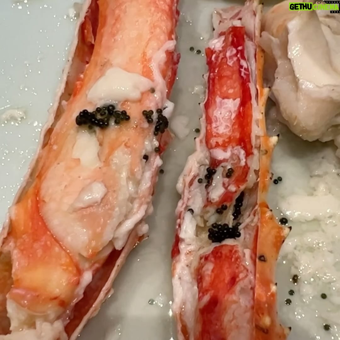 Michelle Chong Instagram - Love eating with @papachongcooks because he’s as much a foodie as I am (and hopefully he’ll recreate the dishes at home 😝)! Documenting this fab meal at one of my fav restaurants @redhouseseafood. This is their beautiful newly-renovated branch at Clarke Quay. Their Alaskan King Crab steamed with Chinese wine & egg white is so fresh and meaty! Must order their deep-sea Giant Grouper (in double-boiled fish broth 深海龙趸鱼片汤 & stewed in claypot 蒜子豆根焖龙趸头腩) and my all-time fav #paofan 泡饭! Their pulut hitam purple rice 年糕 is such a fantastic idea for CNY!🧧😋 P.S. how many of you can pronounce this Chinese character 趸 without googling?!! 😅 Bet 95% of you got it wrong! 🤪 #SingaporeFood rocks. 🇸🇬🍲😍