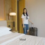 Michelle Chong Instagram - Ah Lian goes for a birthday staycation and gets a “personal butler”!🤩 (Part 1) Acherly nowsaday with the help of technology, customer service in Singapore not bad leh. Make Limbu also want to switch from selling liulian (durians) to joining the serbit (service) industry! If you also want to have a career in making people happy in the hotel, retail and food industries, check out WSG’s Career Conversion Programmes! 💪💪 #premiumlian #staycation