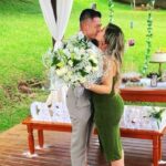 Michelle Giudice Instagram - Eu disse SIM pro amor da minha vida!! 💍 Esse vídeo lindo feito pelo @rodrigocasamassa captou um dos momentos mais especiais da minha vida!!! Ser pedida em casamento é uma coisa muito bonita, mas quando o pedido vem da pessoa que você quer passar o resto da vida, é muito mais que isso. É uma sorte que só acontece uma vez, uma dádiva que poucos tem a chance de viver. @jmatuuraj eu disse sim e vou dizer o resto da vida. Sim pro casamento, pro nosso amor, pra nossa vida juntos!!! Eu te amo mais que ontem e menos que amanhã ✨ A gente combina tanto que esse momento só seria especial assim estando com as pessoas que mais amamos no mundo!!! Obrigada a todos por terem se desdobrado pra fazer esse momento acontecer, nós amamos vocês, vocês são tudo pra nós ♥️♥️♥️ #noivado #casal #noivos #familia #casamento