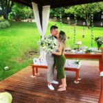 Michelle Giudice Instagram - Não aguentei esperar as fotos profissionais!! E não sei nem como agradecer a todas essas pessoas generosas que doaram seu bem mais precioso e fizeram esse momento ser tão extraordinário!!! Noivo @jmatuuraj eu não vou ser capaz de expressar quão especial você fez eu me sentir nesse dia. Eu sei que a expressão prova de amor é muito utilizada mas fazer um pedido desses é um gesto de carinho imensurável, que vai além de qualquer prova de amor. A prova de amor implica em um dos lados duvidar, me remete aqueles relacionamentos difíceis, conturbados, em que um dos lados não se entrega totalmente. Nosso amor sempre foi leve, fácil, leal, não tivemos problema com o compromisso. E foi isso que fez esse pedido ser tão bonito… Mesmo você tendo certeza absoluta de que eu diria sim (porque sempre deixei bem claro que diria), você se esforçou muito (e fez os outros se esforçarem também rsrs) pra criar um momento dos sonhos simplesmente pra que eu me sentisse especial e prestigiada. Pra que eu tivesse meu momento de princesa. Isso é carinho, cuidado, apreço, prestígio. É o amor romântico no seu mais puro significado: fazer o outro feliz!!! Eu nunca imaginei que alguém faria algo assim por mim, aí você apareceu e me provou que vale a pena sonhar com o que achamos ser impossível!! Obrigada a você e a todos que se esforçaram tanto pra que esse momento fosse tão maravilhoso!! Todo esse texto se estende a vocês. Eu torço de coração, e espero poder contribuir, pra que algum dia vocês se sintam tão especial quanto eu me senti nesse momento!!! Todo mundo merece se sentir assim pelo menos uma vez na vida!!! ✨ (não pude marcar todo mundo, o insta bloqueia depois de uma quantidade 🥺)