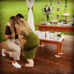 Michelle Giudice Instagram - Não aguentei esperar as fotos profissionais!! E não sei nem como agradecer a todas essas pessoas generosas que doaram seu bem mais precioso e fizeram esse momento ser tão extraordinário!!! Noivo @jmatuuraj eu não vou ser capaz de expressar quão especial você fez eu me sentir nesse dia. Eu sei que a expressão prova de amor é muito utilizada mas fazer um pedido desses é um gesto de carinho imensurável, que vai além de qualquer prova de amor. A prova de amor implica em um dos lados duvidar, me remete aqueles relacionamentos difíceis, conturbados, em que um dos lados não se entrega totalmente. Nosso amor sempre foi leve, fácil, leal, não tivemos problema com o compromisso. E foi isso que fez esse pedido ser tão bonito… Mesmo você tendo certeza absoluta de que eu diria sim (porque sempre deixei bem claro que diria), você se esforçou muito (e fez os outros se esforçarem também rsrs) pra criar um momento dos sonhos simplesmente pra que eu me sentisse especial e prestigiada. Pra que eu tivesse meu momento de princesa. Isso é carinho, cuidado, apreço, prestígio. É o amor romântico no seu mais puro significado: fazer o outro feliz!!! Eu nunca imaginei que alguém faria algo assim por mim, aí você apareceu e me provou que vale a pena sonhar com o que achamos ser impossível!! Obrigada a você e a todos que se esforçaram tanto pra que esse momento fosse tão maravilhoso!! Todo esse texto se estende a vocês. Eu torço de coração, e espero poder contribuir, pra que algum dia vocês se sintam tão especial quanto eu me senti nesse momento!!! Todo mundo merece se sentir assim pelo menos uma vez na vida!!! ✨ (não pude marcar todo mundo, o insta bloqueia depois de uma quantidade 🥺)
