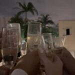 Michelle Giudice Instagram - Postando atrasada porque tava curtindo rsrs 2023 teve noivado com o amor da minha vida, teve ccxp, teve muitas dublagens, teve minha voz no cinema três vezes, teve muitos vídeos de tradução, teve lançamento do livro MEU GUIA DE DUBLAGEM, teve lives na twitch, teve live de Monster High, teve @flowgamestv, teve LoL Wild rift e teve visita na sede da Riot, teve muito passeio com a minha família e com meus amigos que eu amo tanto, teve bike, teve carro novo, teve exame do coração, teve muita Sol, e teve muito sol e céu e flores, teve grude na mãe, teve tentativa de comer bem, teve muuuuita comida gostosa, teve viagem com direito a book romântico, teve muito sofá com meu amor que é outra coisa que eu amo, teve musical… ufa, até cansei. Mas já tô pronta pra ter muito mais de tudo isso e muita coisa boa em 2024. Quem Deus abençoe nosso ano ♥️✨ #retrospectiva2023 #retrospectiva #vida #anonovo