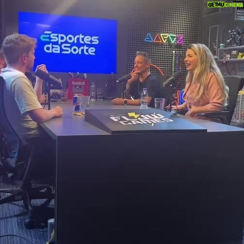 Michelle Giudice Instagram - Estamos ao vivo agora !! Procura a gente lá, podcasts @flowgamestv
