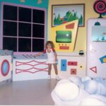 Michelle Giudice Instagram - Hoje é dia da tv, e a primeira foto é de quando eu tava me preparando pro maior momento da minha vida!! Aos 3 anos fui contratada pelo SBT pra integrar o elenco do Bom Dia e Cia. Foi isso que ditou o resto da minha vida inteirinha. E eu não poderia ser mais grata ao universo por esse presente!! E a minha mãe, que foi quem possibilitou que eu tivesse a melhor infância que eu poderia sonhar!! Fiquei lá por 5 anos e depois ainda tive um quadro na Praça é Nossa. Arrasta pro lado pra ver!! #diadatv #atrizmirim #tv