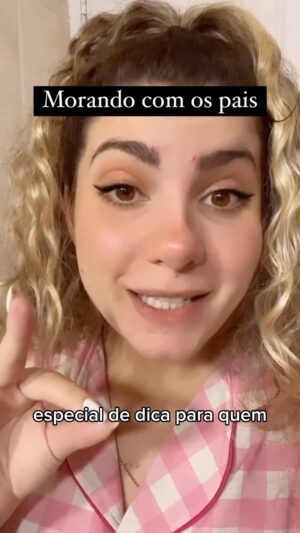 Michelle Giudice Instagram - Pelas mães do Brasil 👊🏼 kkkkkk @giudicepauladel esse vídeo é uma homenagem pra você que lavou louça por tantos anos até eu me ligar que também tenho mão 😂 #mae #donadecasa #filhos #dica