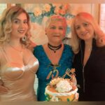 Michelle Giudice Instagram - Feliz dia das Mulheres pra todas as deusas que fazem acontecer. Que aguentam tudo, que enlouquecem buscando o que é seu, que não medem esforços pra proteger seus amores, que sangram lutando pra evoluir!! Em especial pra minha mãe e minha vó que me ensinaram o valor da vida com amor e resiliência. Eu não sei nem o que escrever pra explicar a admiração que eu tenho por elas!! ꪜⅈꪜꪖ ꪖડ ꪑꪊꪶꫝꫀ𝕣ꫀડ
