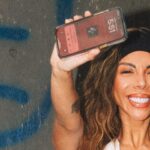Michelle González Instagram - Diario de una artista emergente/independiente 101: Sabes? Hay días donde es abrumador ser tu manager, agente, dir. creativo, directxr, productor etc.. Estar al mando de cada área de tu proyecto, cada detalle y cada desicion, pero definitivamente no hay mejor feeling que ver plasmadas todas esas ideas que algún día tuviste en tu cabeza (y luego en un pizarron/vision board jeje) en realidad! Agrégale que llevo luchando varios días porque uno de mis reels se sube con audio desfasado. Quise enseñarles un video haciendo mi versión del #gatachallenge que anda transitando por otra red tt y lo tuve que bajar por que desfasado. Pero a mal tiempo buena cara. Regrese más fuerte y les termine sirviendo un mejor post. NADIE podrá con esta gata 🐈‍⬛ Se que cuando llegue el día de tener las posibilidades de delegar más cosas, podré ser más clara al comunicar lo que quiero porque sé que ya lo he hecho antes, con mis recursos. Encuentra un equipo que crea en tu proyecto y que esté dispuesto a crecer contigo! A veces pensamos que necesitamos a los más caros y los más conocidos y eso nos frena porque “hasta que no tengamos las posibilidades no podemos hacer las cosas” Haz lo que puedas con lo que tengas! Mientras tengas un concepto claro y tu visión bien aterrizada, puedes crear cosas chin go nas! Con gente chin go na! Les puedo decir que veo como gente que me sigue (y que no me sigue tmb) y tienen más números o posibilidades que yo, toman mi feed de Inspo y luego hacen cosas similares con más presupuesto. Esto me conflictuaba mucho antes, hoy me empodera mas saber que inspiro a otrxs con lo que hago y que nadie nunca será yo! He ahi la magia de la creatividad y hacerlo TUYO! Hay muchas cosas que no les he compartido sobre este viaje en la música y cumplir sueños pendientes… Todos los obstáculos que se han presentado y como he salido de esas situaciones y he aprendido. Todo lo difícil. El trabajo que lleva. Y es hora de enseñárselos! Sin pena, como siempre lo digo: con todo y miedo. PD. En una semana música nueva 🐈‍⬛🫶🏽 Adivinan de qué se trata la siguiente canción? #Maabelle 📹 @gibranortega