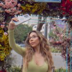 Michelle González Instagram - GATXS 🐈‍⬛ Ayer fui al spot! Estoy estúpidamente obsesionada con las fotos que me hice y había muchas girlies lindas tomándose pic y parejitas 🥹🫶🏽 amé #ad @MitsubishiMex te invita a su spot sensorial en el @fyja en la glorieta de Masaryk, es literal Japón del pasado! Lit todo Masaryk huele a flores (tmb hay uno en Campo Marte, con sonidos de insectos y todo) La instalación empezó ayer, 25 de abril y estarán hasta el domingo 28! 🌸🌸🌸 Tomate una pic y ve a la página de Mitsubishi Motors México en Facebook para ver las bases de cómo ganarte un viaje a Valle de Bravo. Uhummmm ;) #EquilibrioXNaturaleza #Mitsubishi #OutlanderPHEV #FYJA2024 #FYJAPolancoenFlores @MitsubishiMex